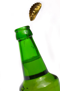 绿色啤酒瓶子盖打开