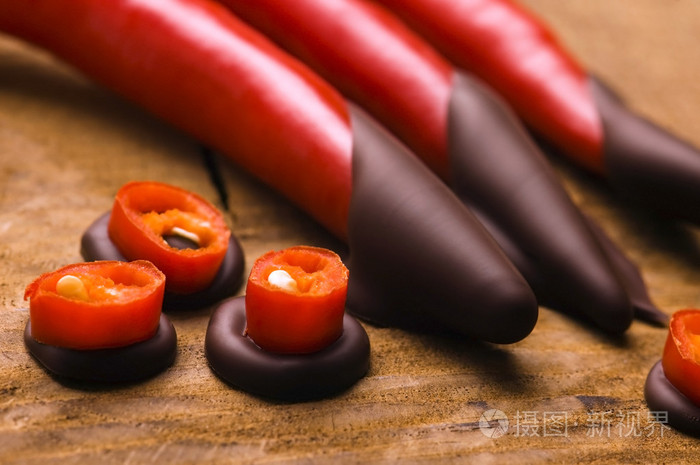 红热辣椒与黑巧克力