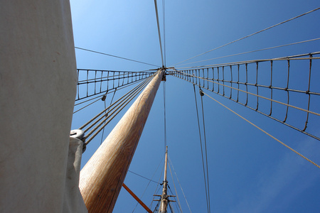 桅索具桅, 臂和游艇的木制桅杆照片