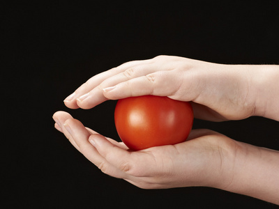 tomatoe 夹在查尔兹手