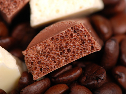 充气的巧克力和咖啡豆