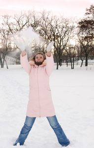 年轻漂亮的女人和雪