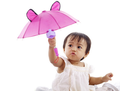 可爱的女孩与粉红色的雨伞图片