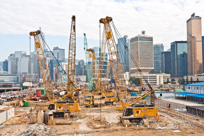 查看到邻近的h在维多利亚港的建筑地盘