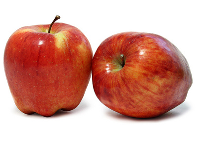 在白色背景上的两个红苹果