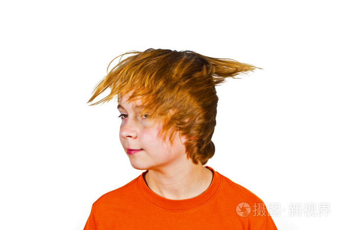 快乐的孩子在摇头他的工作室