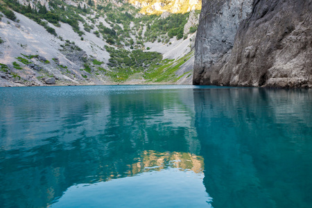 imotski 蓝色湖在石灰石火山口附近拆分，克罗地亚