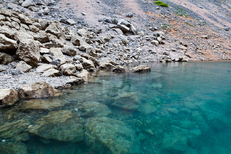 imotski 蓝色湖在石灰石火山口附近拆分，克罗地亚