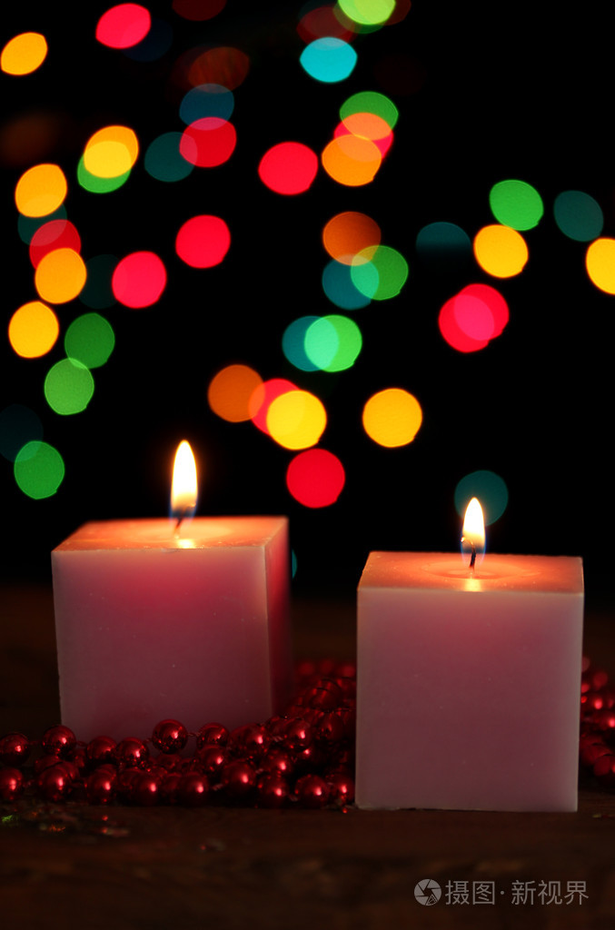 在明亮的背景上的木桌上的漂亮蜡烛