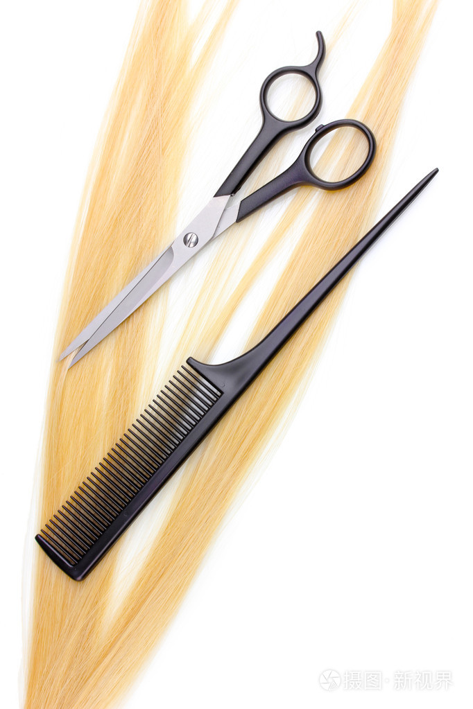 闪亮的金发用头发切割剪刀和梳子上白色隔离