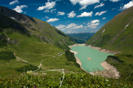 卡普伦坝 湖和阿尔卑斯山