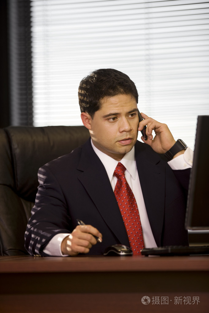 西班牙裔美国人商务办公室里的人