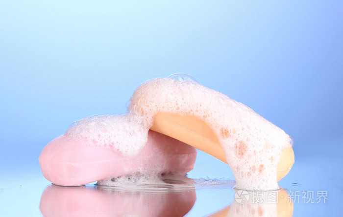 两个肥皂泡沫在蓝色背景