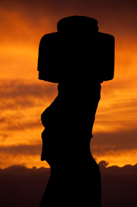 日落与莫伊在塔海复活节岛智利