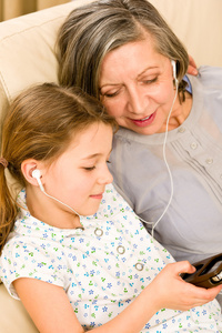 祖母和年轻的姑娘在一起听音乐