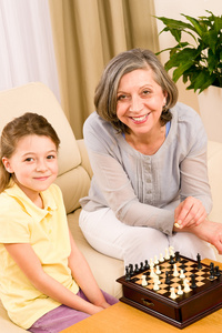 祖母和孙女一起玩棋