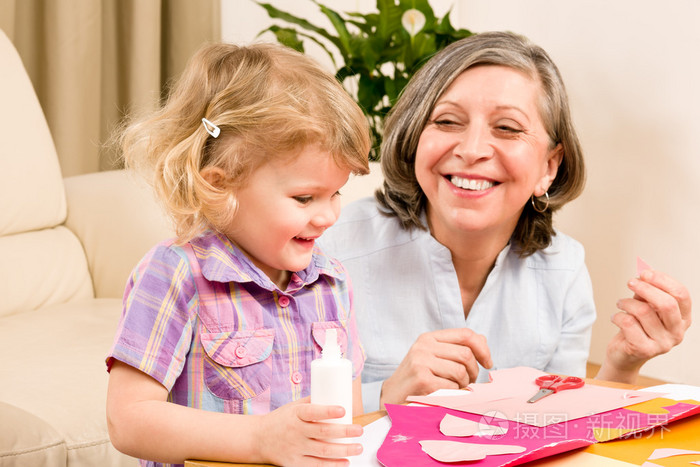 小女孩与奶奶玩胶水纸