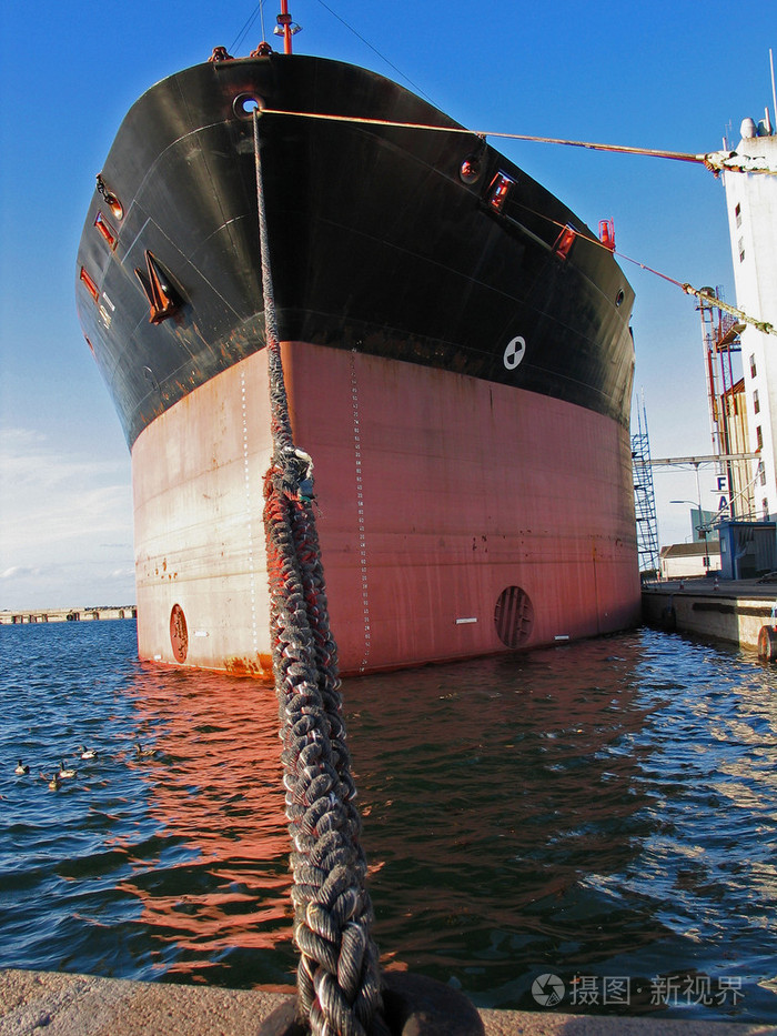 货物船停泊在港口