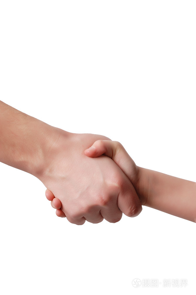 男人握着孩子的手