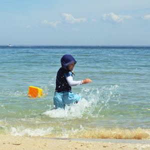 男孩泼水