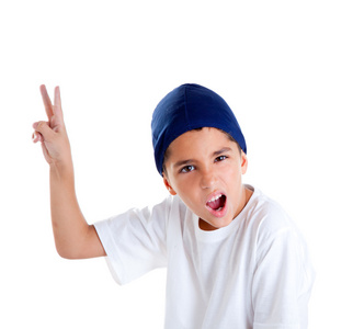 戴蓝色帽子的孩子男孩与胜利手姿态画像