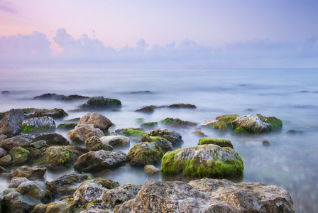 美丽的岩石海海滩日落时