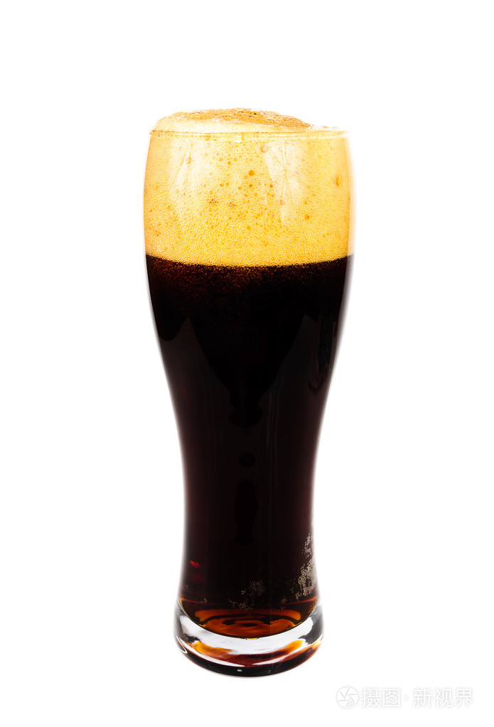黑啤照片将啤酒倒入一杯