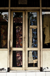 旧木门的饰品在巴厘岛