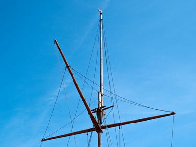 旧的老式帆船的传统木制桅杆图片