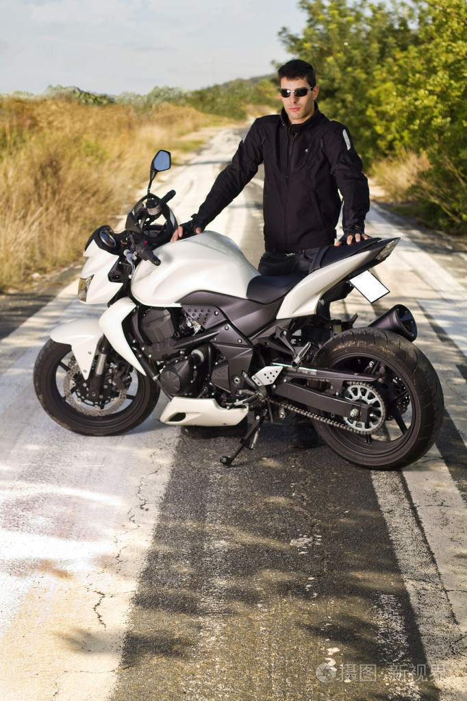 一辆摩托车的男人