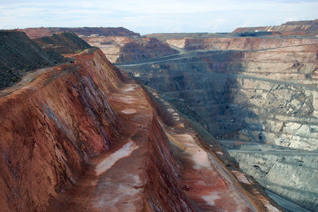 金矿山浓烟笼罩着漆黑天空中的红色半月安全标志座金矿的卡尔古利黄石