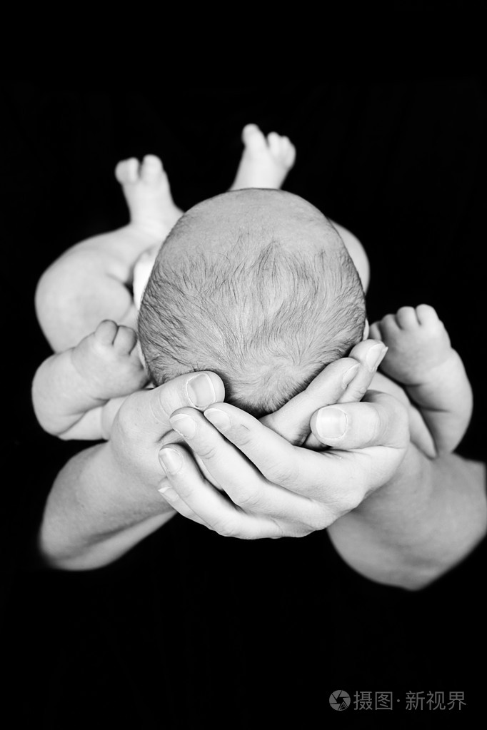 初生婴儿在母亲的手