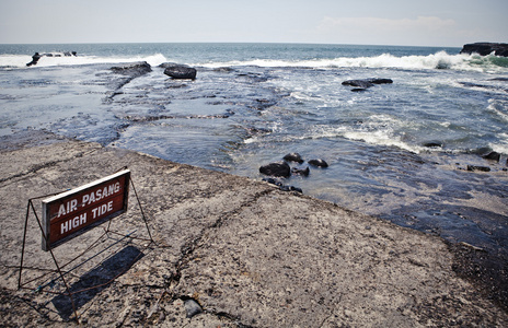 旧标志警告游客附近海洋