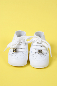 婴儿鞋一起上黄色