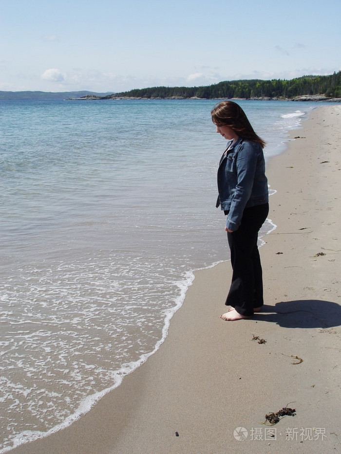 行走在海边的女人