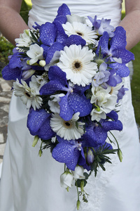 新娘举行一束美丽的鲜花