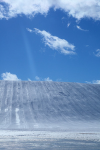 滑雪区和蓝色天空