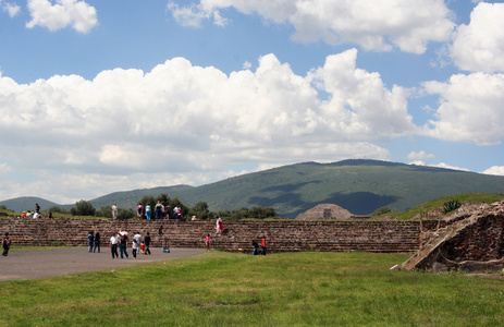 Mexiko, starobyl msto teotihuacan a mraky