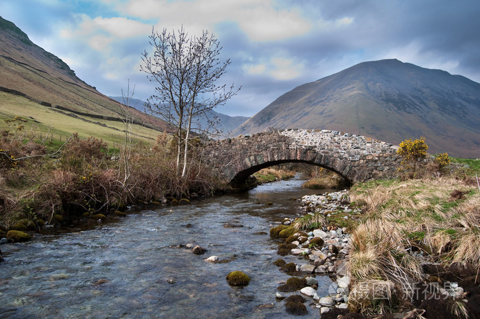 山中的小溪流淌在石头桥下