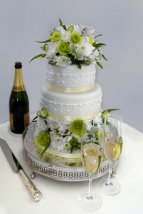 婚礼蛋糕和香槟