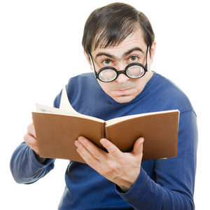 学生在读一本书在白色背景上的眼镜