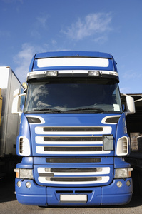 巨型卡车,正面视图经典的小组卡车正面视图一套不同类型的城市交通