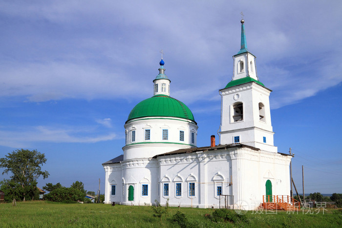 教会在村庄在夏天。西伯利亚俄罗斯
