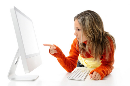 年轻女子在电脑前