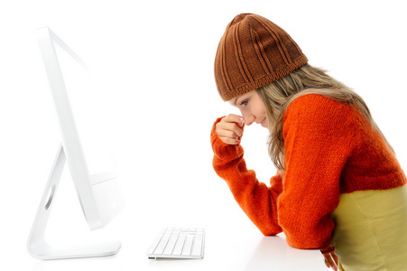 年轻女子在电脑前