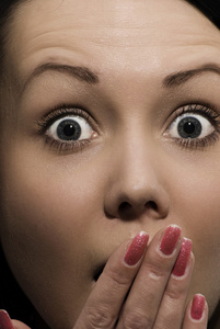 胆小的女生害怕,强调小女孩独裁者和胆小鬼害怕的年幼的男人保护他