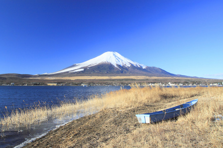 富士山和蓝色的天空