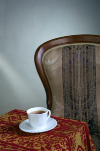 桌上的白色茶杯