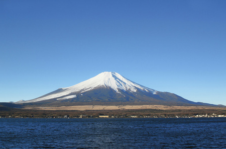 富士山和蓝色的天空