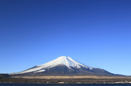 富士山和蓝色的天空